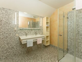 Badezimmer mit Dusche