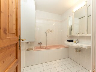 Badezimmer mit Badewanne