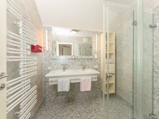Badezimmer mit Dusche