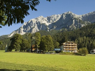 Ramsauhof im Sommerumgeben von der Natur