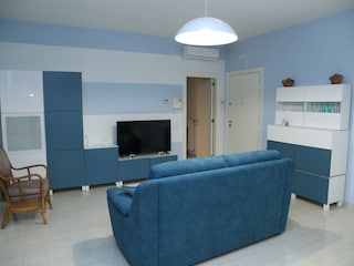 Großes Wohnzimmer mit Sofa