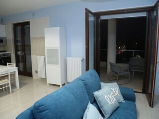Sofa und Fenster mit Blick auf die Terrasse