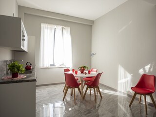 Küche komplett mit Tisch, Stühlen, Kühlschrank, Backof