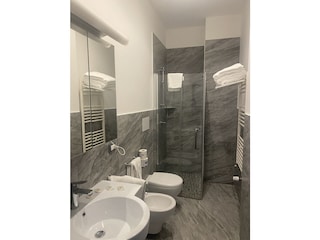 Badezimmer mit Dusche