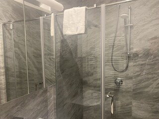 Badezimmer mit Dusche
