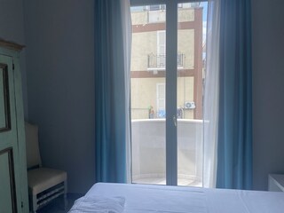 Finesatra mit Balkon eines Schlafzimmers