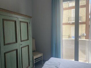 Finesatra mit Balkon eines Schlafzimmers