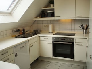 Küche mit Herd mit Ceranfeld, Backofen, Spülmaschine