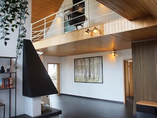 Blick v. Wohnzimmer zur Galerie mit Arbeitsplatz