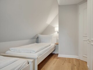 Schlafzimmer mit zwei Einzelbetten (2x 90x200 cm)