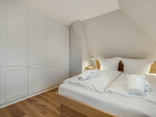 Schlafzimmer (160x200 cm) im OG