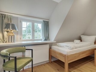 Schlafzimmer mit zwei Einzelbetten (2x 90x200 cm) im OG