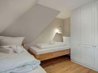 Schlafzimmer mit zwei Einzelbetten (2x 90x200 cm) im OG