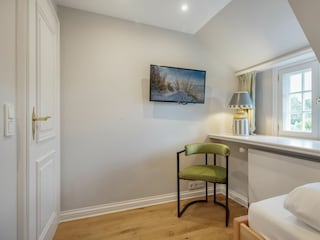 Schlafzimmer mit zwei Einzelbetten (2x 90x200 cm) im OG