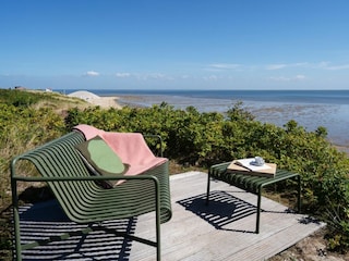 Sitzbereich im Garten mit Meerblick