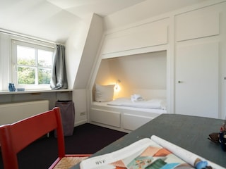 Schlafzimmer mit zwei Einzelbetten im 1.OG