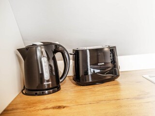 Küche mit Wasserkocher und Toaster