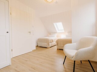 Schlafzimmer mit zwei 100cm Boxspringbetten, Fernseher