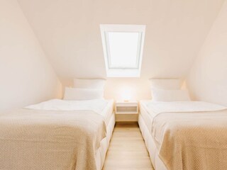 Schlafzimmer mit zwei 100cm Boxspringbetten, Fernseher