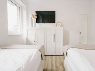 Schlafzimmer zwei 100x200cm Boxspringbetten, Fernseher