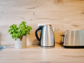 Küche mit Wasserkocher und Toaster