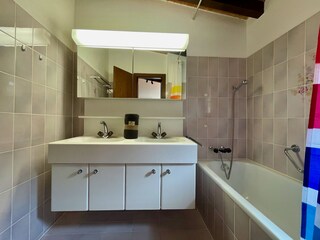 Badzimmer mit Badwanne