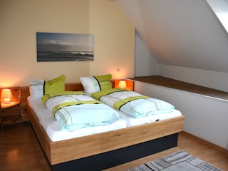 Schlafzimmer mit Doppelbett