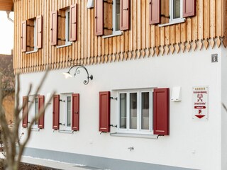 Eingangsbereich mit Fensterläden und Charme