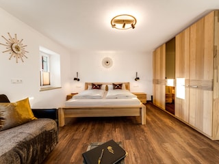 Schlafzimmer mit Echtzholzmöbeln aus Esche