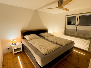 Schlafzimmer  1: 2x2m Bett