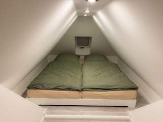 Schlafzimmer 2: Schlafnische 1,8x2m Bett