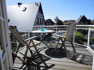 Sonnige Aussichten auf dem Balkon