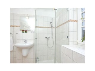 Bad mit Dusche und Waschmaschine