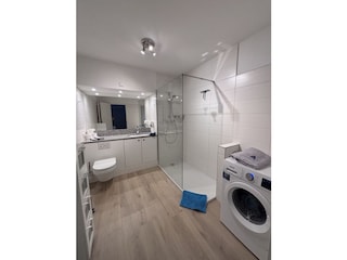 Bad mit Dusche und Waschmaschine
