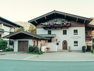 Außenansicht mit Parkplatz