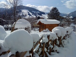 viel Schnee im Winter in unserem Garten