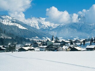Leogang_vor_verschneiter_Bergwelt