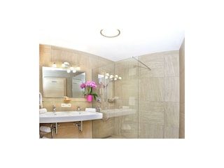Badezimmer mit Doppelwaschbecken