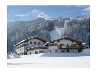 Apartments Fiechtl im Hintergrund die Schipiste