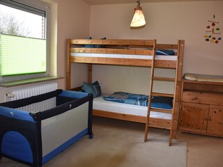 Kinderzimmer mit Etagen- und Babybett