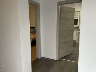 Blick in kl Flur zu SZ-Bad