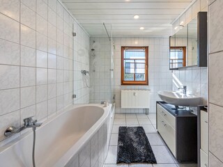 Badezimmer mit Dusche und Wanne