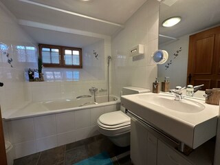 Badezimmer mit Badewanne