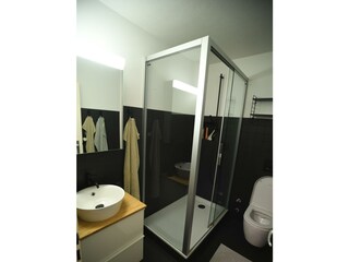 Badezimmer mit Dusche