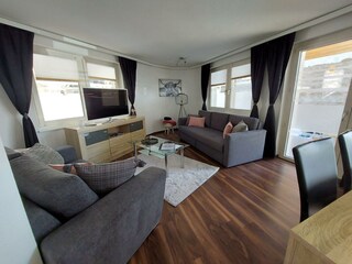 Wohnbereich und Fernseher Ecke