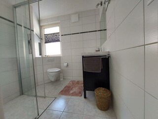 Dusche und Toilette
