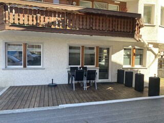 Terrasse mit Tisch und Stühle
