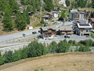 Links das Haus Alpin