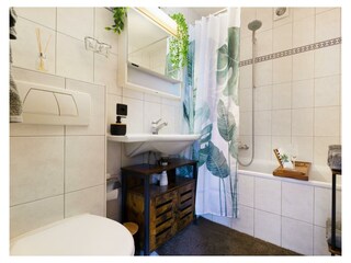 Badezimmer mit gemütlicher Badewanne, Föhn
