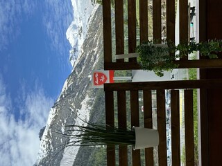 Allalinblick:  Aussicht vom Essenstisch im Wohnzimmer